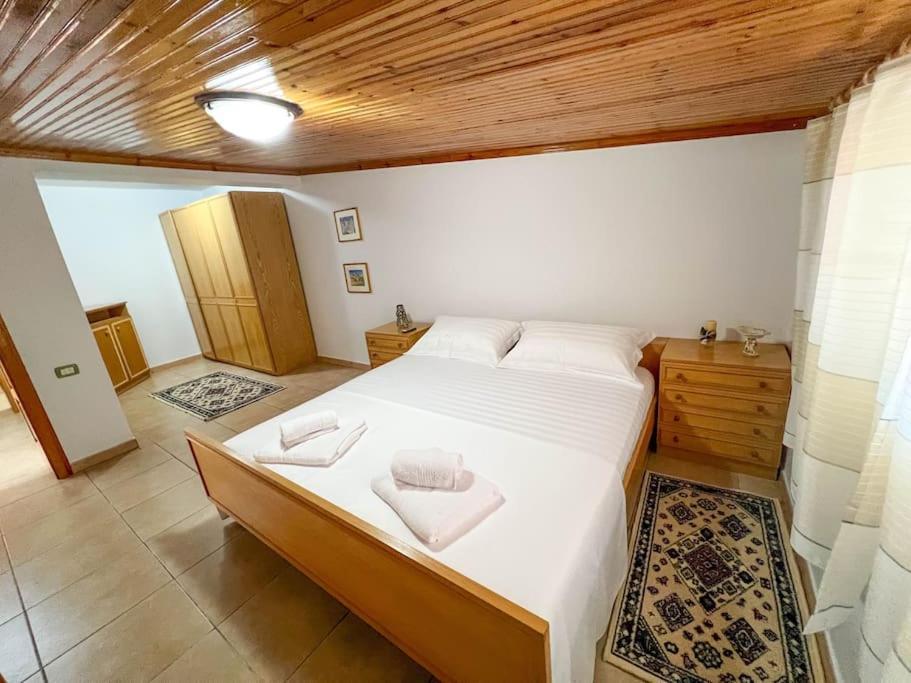 Villa 98 Tirana